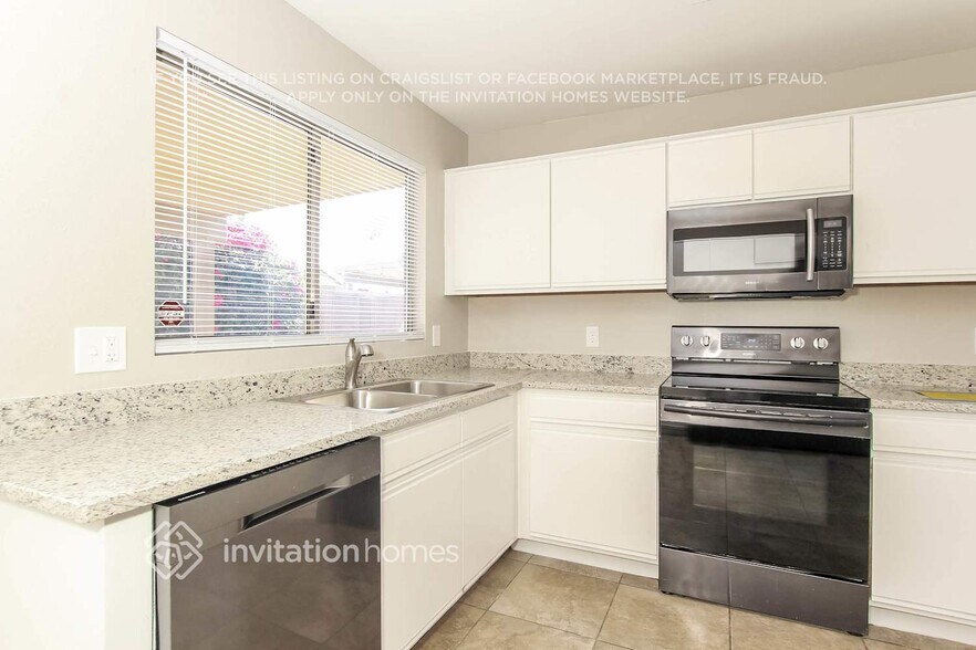 Building Photo - 15937 W Elm St