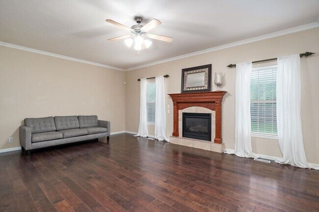 Building Photo - 1403 W Maplewood St