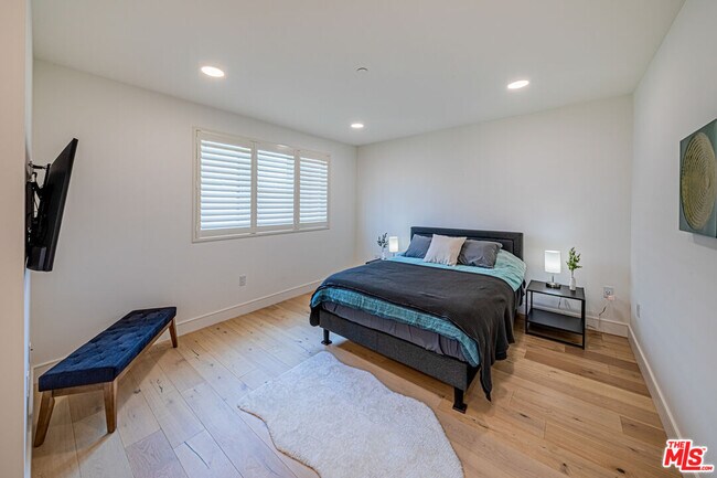 Building Photo - 6142 1/2 Lexington Ave