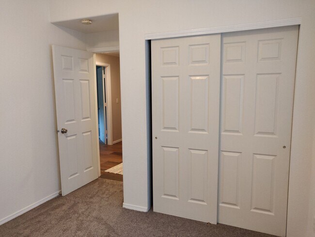 Building Photo - Stylish SW Bend 3×2 with Fenced Yard