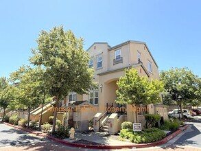 Building Photo - Modern End Unit Townhouse In Great Dublin ...