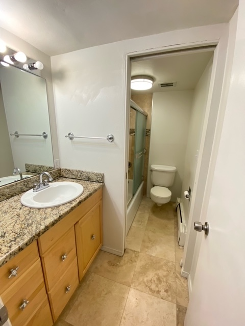 Granite and tile bathroom - 714 1st St S