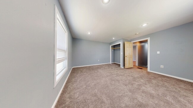 Building Photo - Large 4 bedroom, 1 1/2 baths
