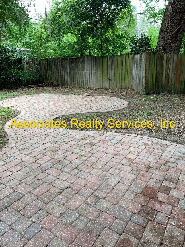 Building Photo - 3 Bedroom, 1 1/2 bath house available in A...