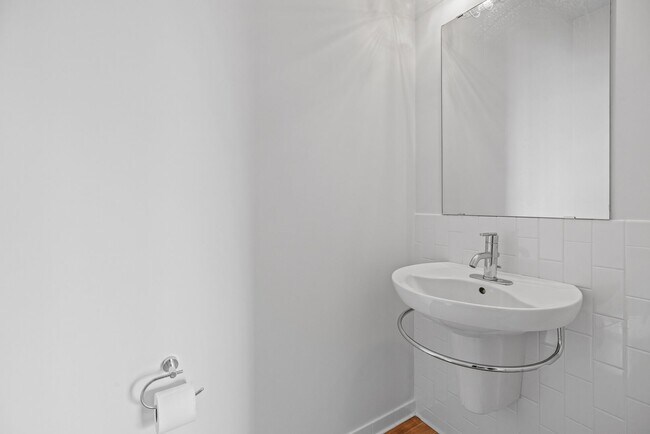 Building Photo - Modern 1-Bed 1.5-Bath + Den Condo in Minneapolis!