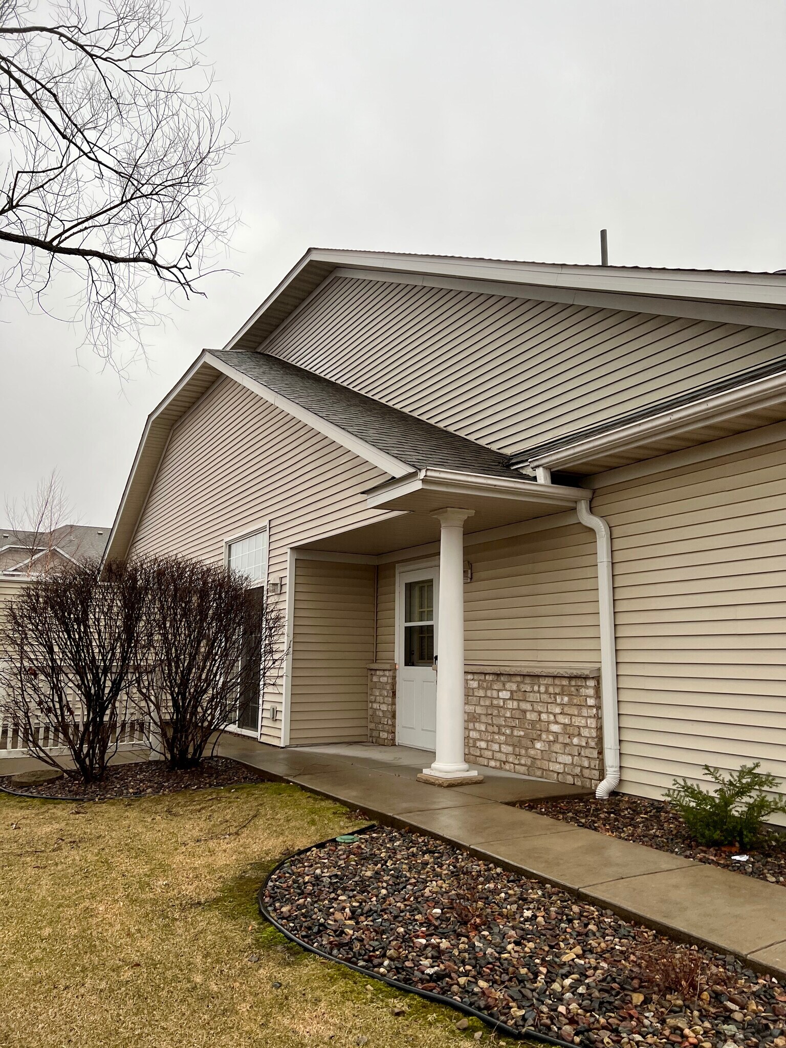 Building Photo - 475 Hickory Ln N