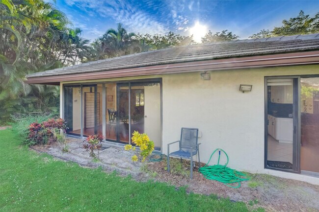 Building Photo - 5051 Pine Dr