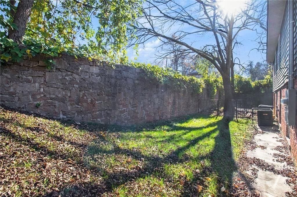 Building Photo - 213 Claire Dr SE