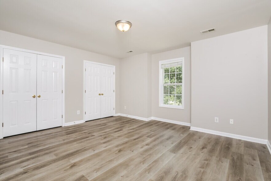 Building Photo - 136 Roan Dr