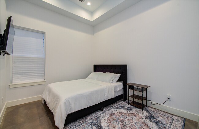 Building Photo - 4311 Marina St