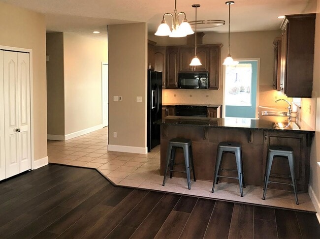 Building Photo - Lovely Modern Westside Home