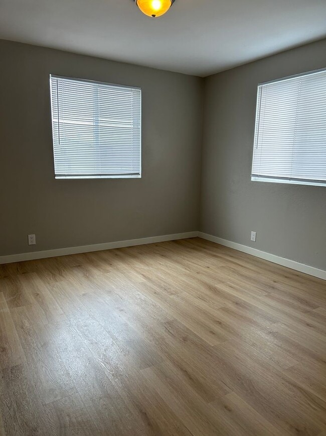 Building Photo - Ground Floor - Fully Remodeled 1 BD/ 1 BA!!