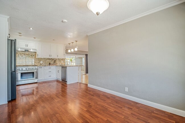 Building Photo - Charming 3BR/2BA Single Family Home for re...