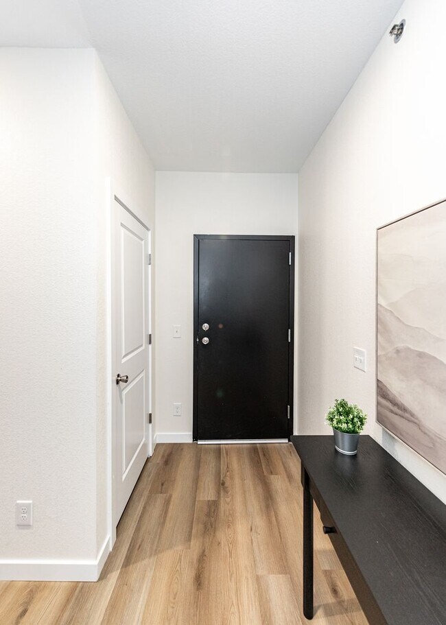 Building Photo - Westside 1 bed, 1 bath Luxury Apartment near Garden of the Gods