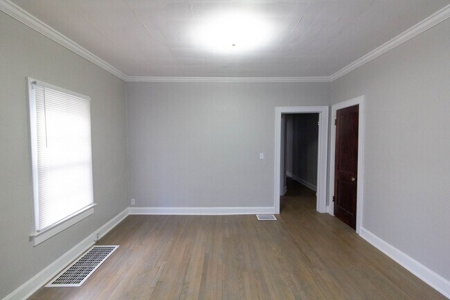 Building Photo - Very Large 1 Bed / 1 Bath