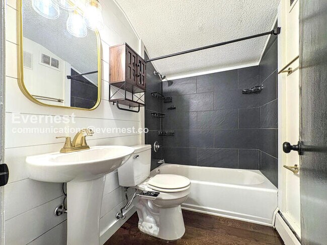 Building Photo - 9 Country Club Dr