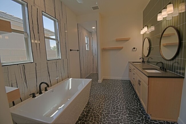 Building Photo - 4bd/3ba Spacious Home Available in the North Valley!