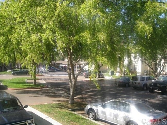 Building Photo - Stylish 2 Bed, 2 Bath Upper Unit in Prime ...