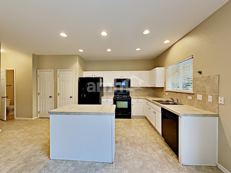 Building Photo - 13954 Ivy St