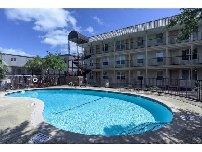 Building Photo - 910 Duncan Ln