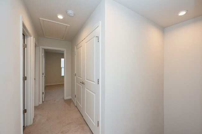 Building Photo - Luxury Townhome in a Prime Goodlettsville Location just Minutes to Nashville!