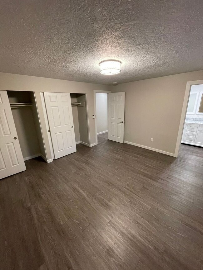 Building Photo - 61464 Little John Ln