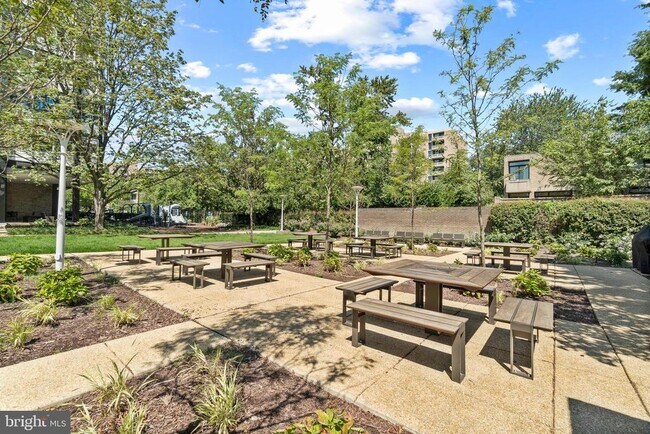 Building Photo - 1301 Delaware Ave SW