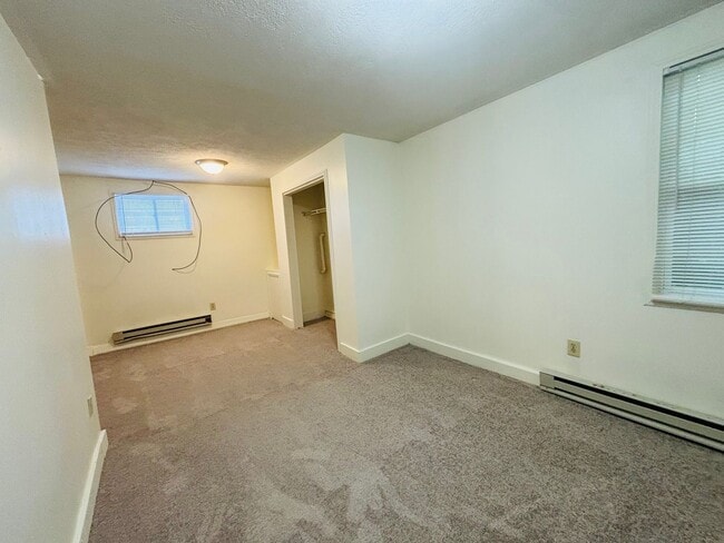 Building Photo - 3 Bedroom 1 Bath Duplex