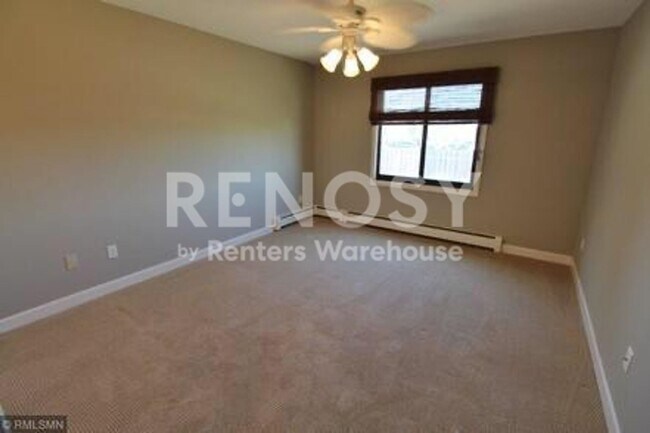 Building Photo - Very Nice 2BD/2BA Condo In Roseville!!!