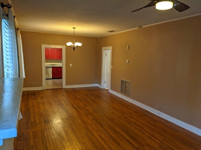 Building Photo - Avondale Beauty on the market!