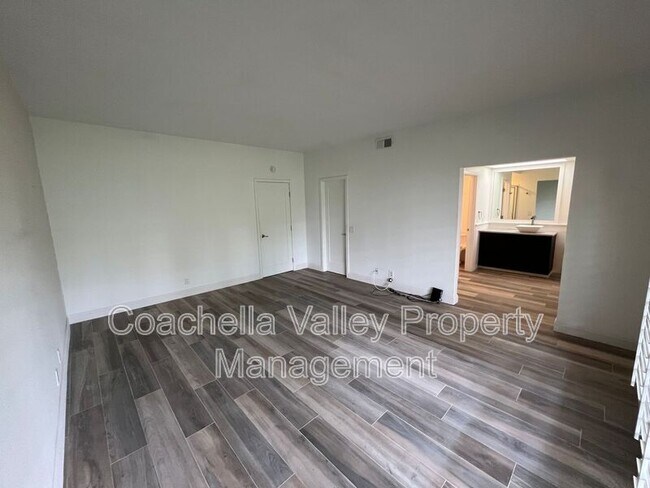 Building Photo - 289 Vista Royale Cir W