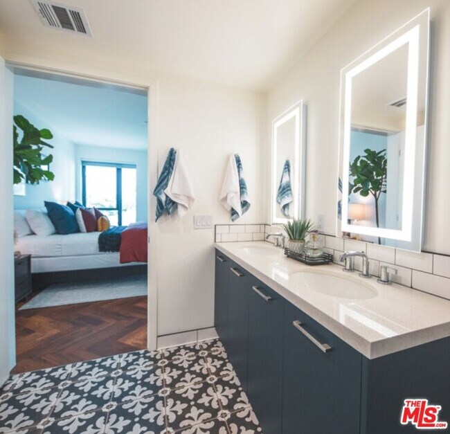 Building Photo - 1250 N Fairfax Ave