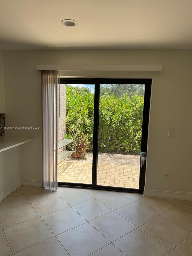 Building Photo - 9293 Vista Del Lago