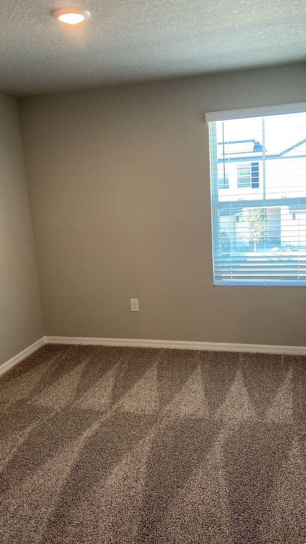Building Photo - Like new 3 bedroom, 2.5 bathroom, 1 car ga...
