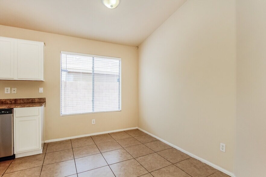 Building Photo - 11026 W Wilshire Dr