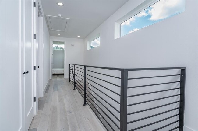 Building Photo - 1419 Montopolis Dr