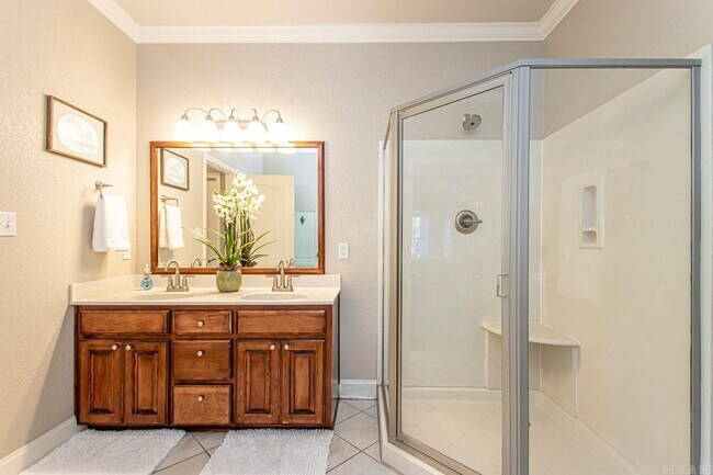 Building Photo - 451 Lakeland Dr