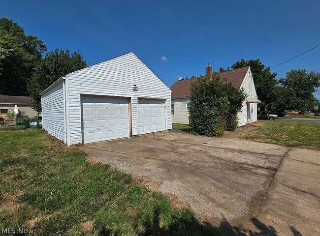 Building Photo - 912 E Archwood Ave