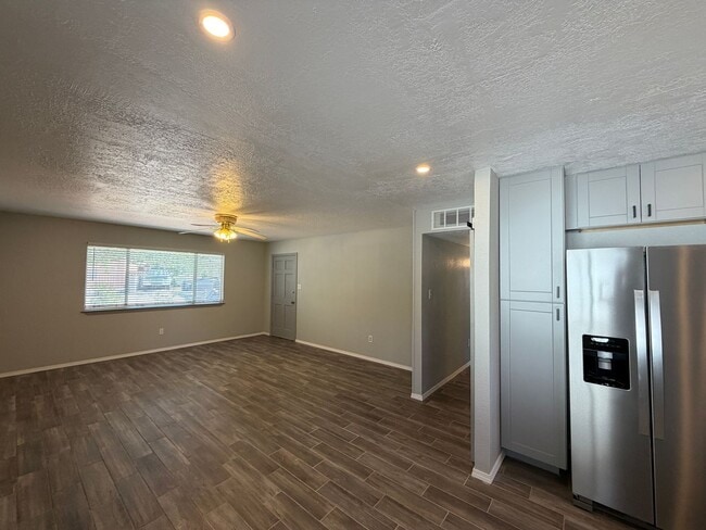 Building Photo - 3 Bedroom Single Story Home Available Near 12th St NW & Menaul Blvd NW!