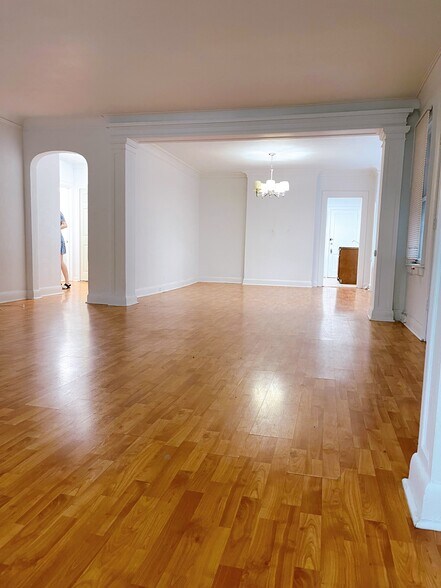 Building Photo - 5543 Beacon St
