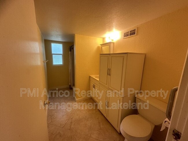 Building Photo - 721 W Socrum Loop Rd