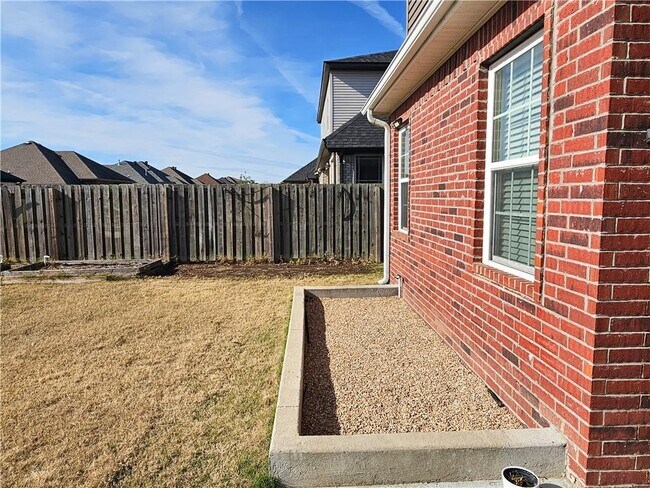 Building Photo - 2203 SW Tupelo Ave