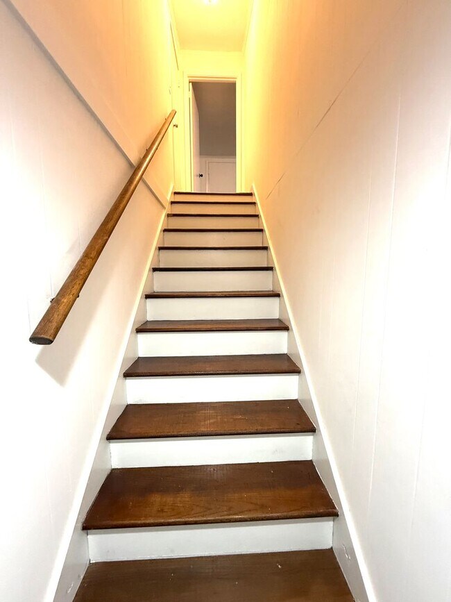 Building Photo - ** 4 Bed 2.5 Bath Located in Ridgefield** ...