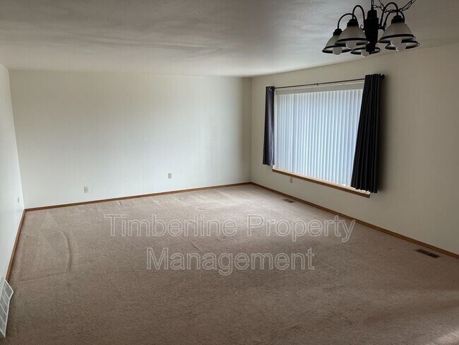 Building Photo - 936 Caribou Dr W