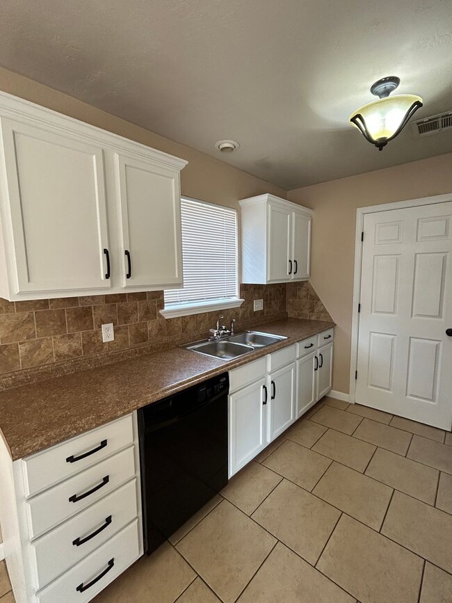 Building Photo - 3 bedroom NOW AVAILABLE in the MAC school ...