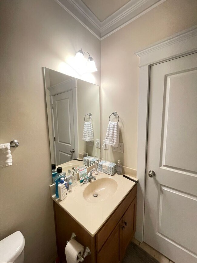 Building Photo - Cute 4 Bedroom Near Downtown for Pre-Lease