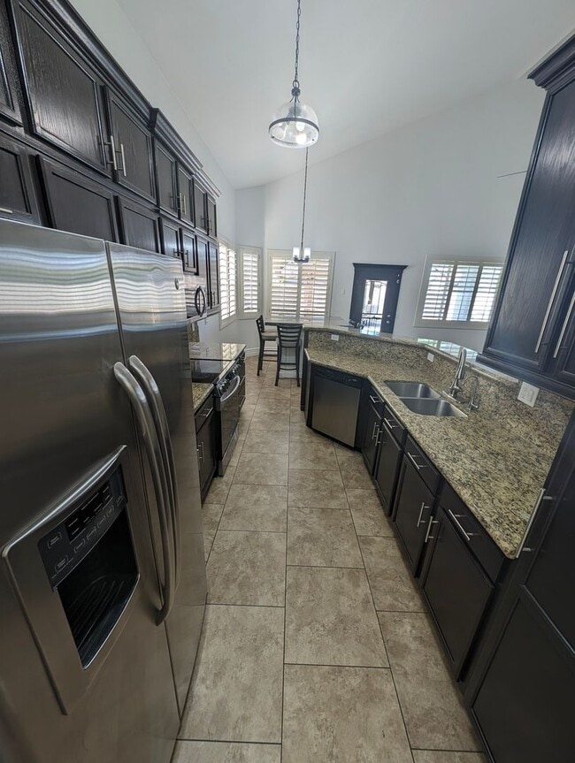 Building Photo - BEAUTIFUL executive style home w/ entertainer's dream backyard!