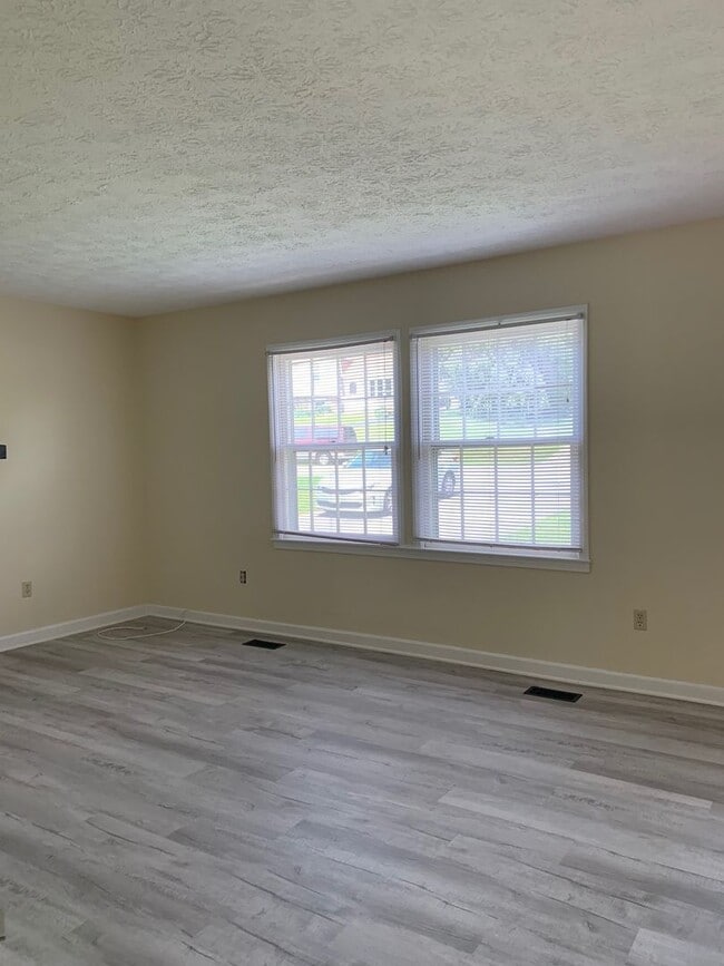 Building Photo - 4 Bedroom 2 Bath House