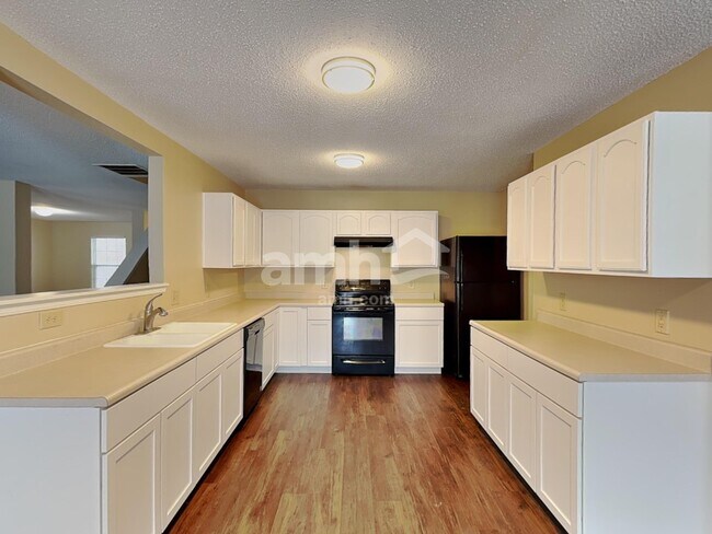 Building Photo - 10798 Cyrus Dr