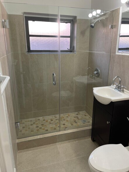 Full Bathroom - 3344 SW 22nd Ter